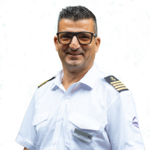 Porträt von Marco Collazzo, Chefkapitän auf dem MS Oberhofen und Mitglied der Geschäftsleitung der Berner Oberland Charterschiff AG
